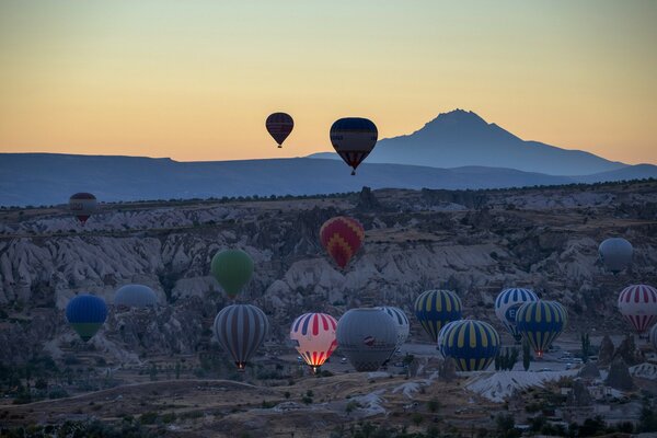 Muchos globos en las montañas