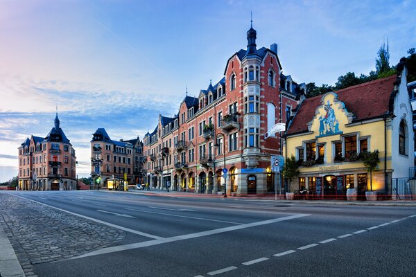 Abendpanorama von Dresden mit leeren Straßen