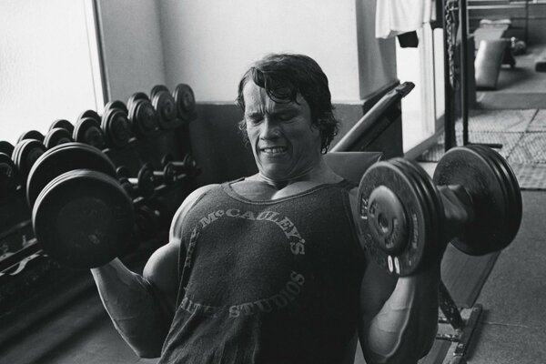 Arnold Schwarzenegger soulève des haltères