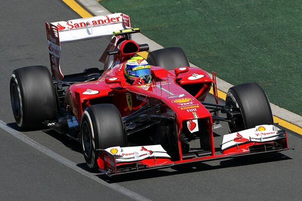 Auto sportiva rossa Ferrari in pista