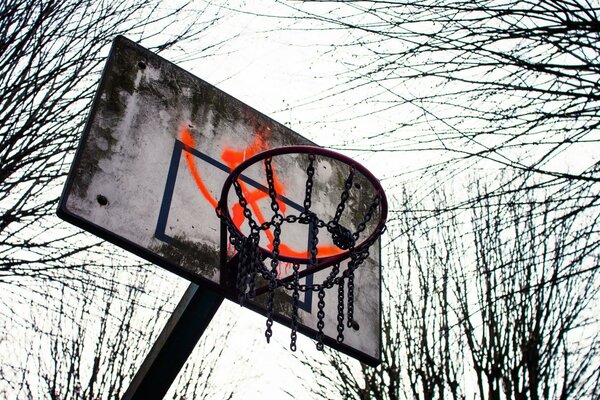 Basketball-Schild auf Himmelshintergrund