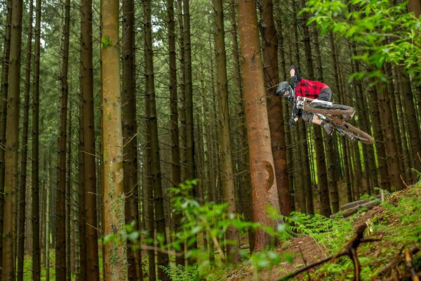 Realizar acrobacias en bicicleta para chicos