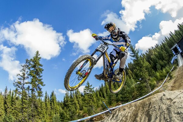 Saut dangereux dans la course de vélo