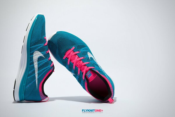 Baskets turquoise avec lacets roses Nike