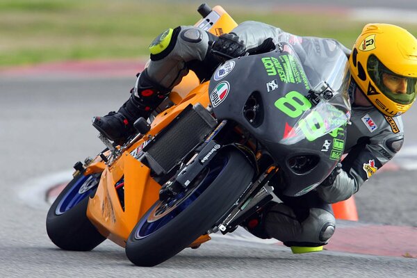 Motociclista participa en carrera