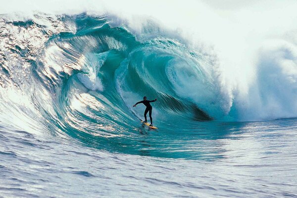 Surf de alta velocidad en las olas en el océano