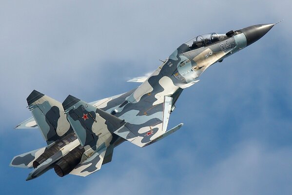 Avion de chasse vole dans le ciel clair