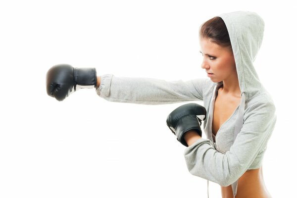 Ragazza incappucciata Boxing su sfondo bianco