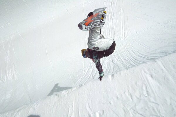 Snowboard-Sprung im Schnee