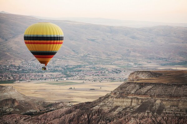 Ballon vole dans le ciel sur un fond rocheux