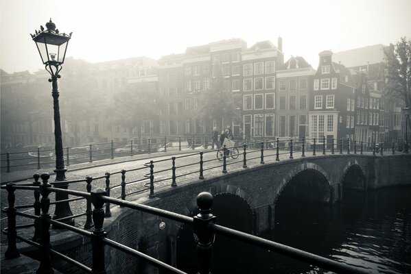 Brücke über den Fluss im alten Amsterdam