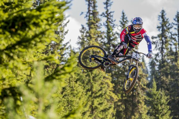 Homme sur un vélo fait un tour dans l air