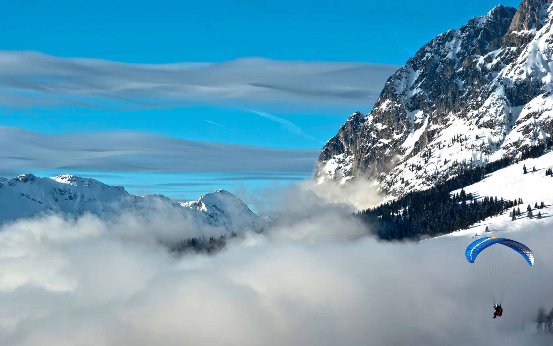 parachute montagnes nuages ciel