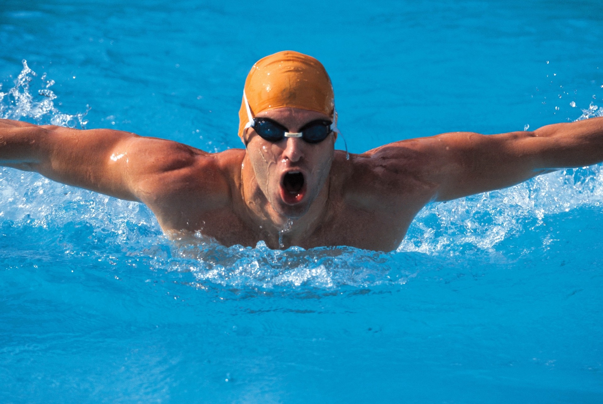 uomo nuotatore piscina movimento