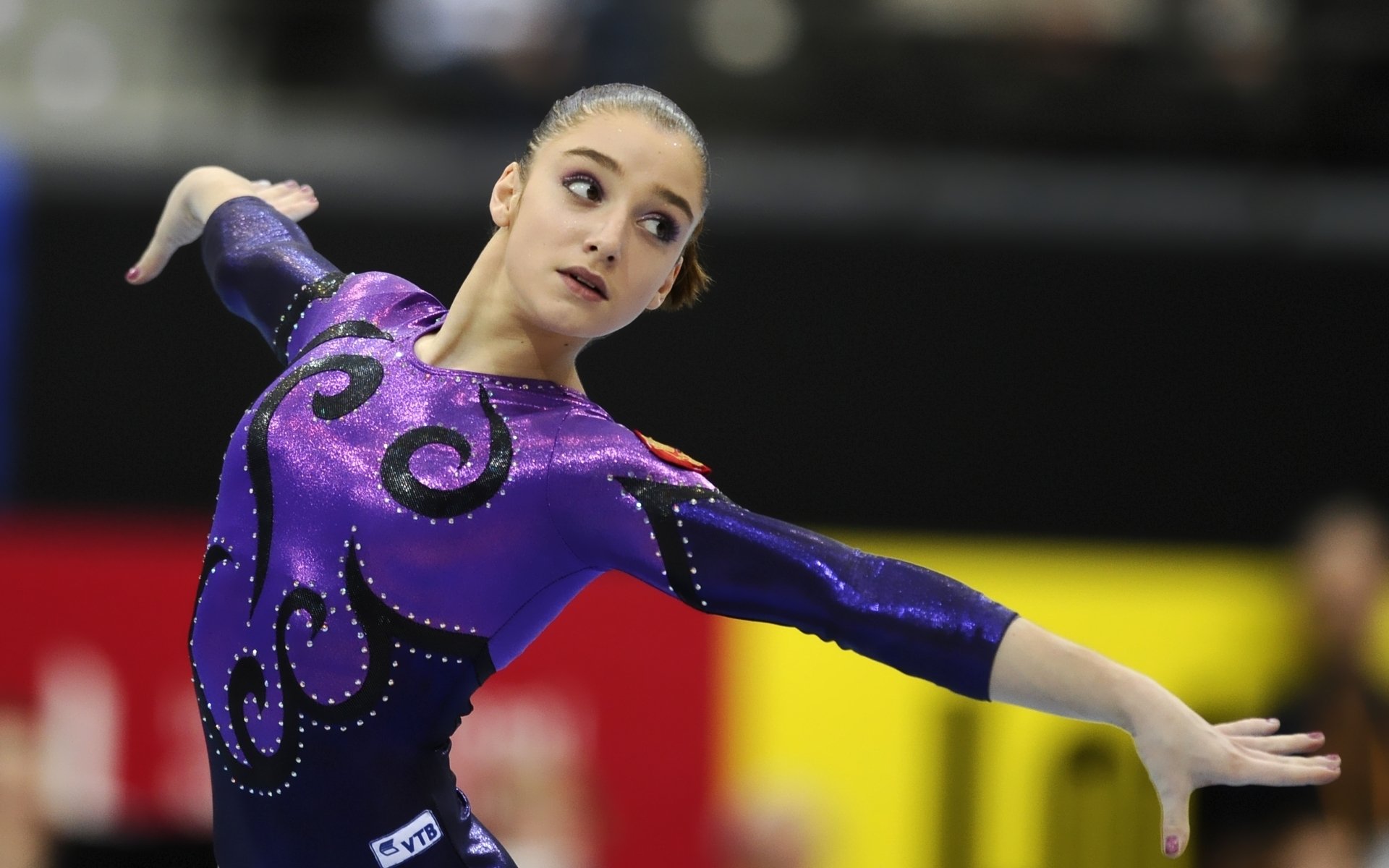 alia mustafina dziewczyna piękność sportowiec gimnastyczka mistrz świata mistrz olimpijski twarz spojrzenie figura mistrz świata mistrz olimpijski tło