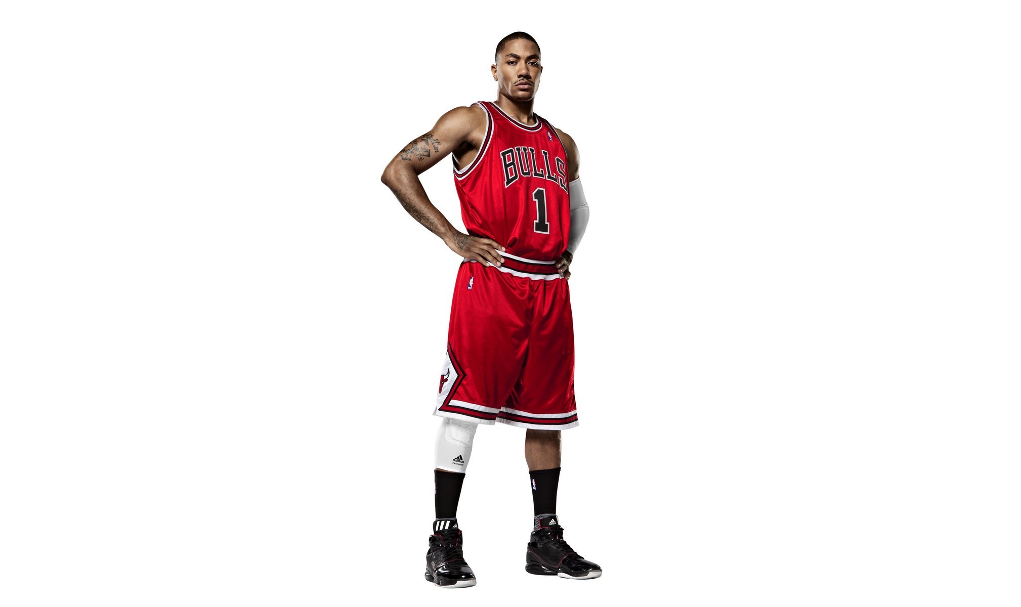 chicago bulls basket slam dunk derrick rose nba palla primo adidas tatuaggio tori in bilico uniforme bianco sfondo