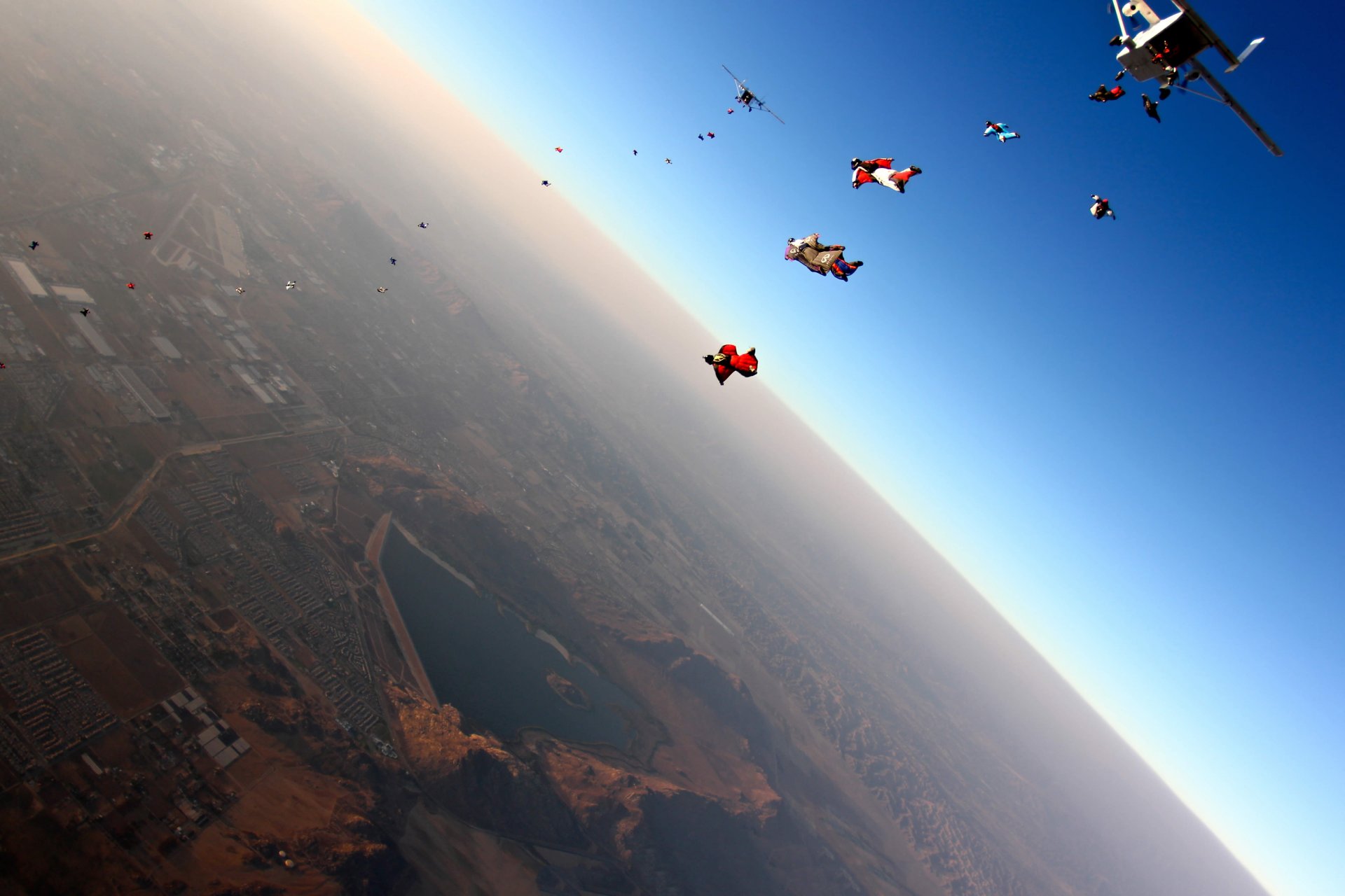 paracaidistas salto vuelo avión ciudad