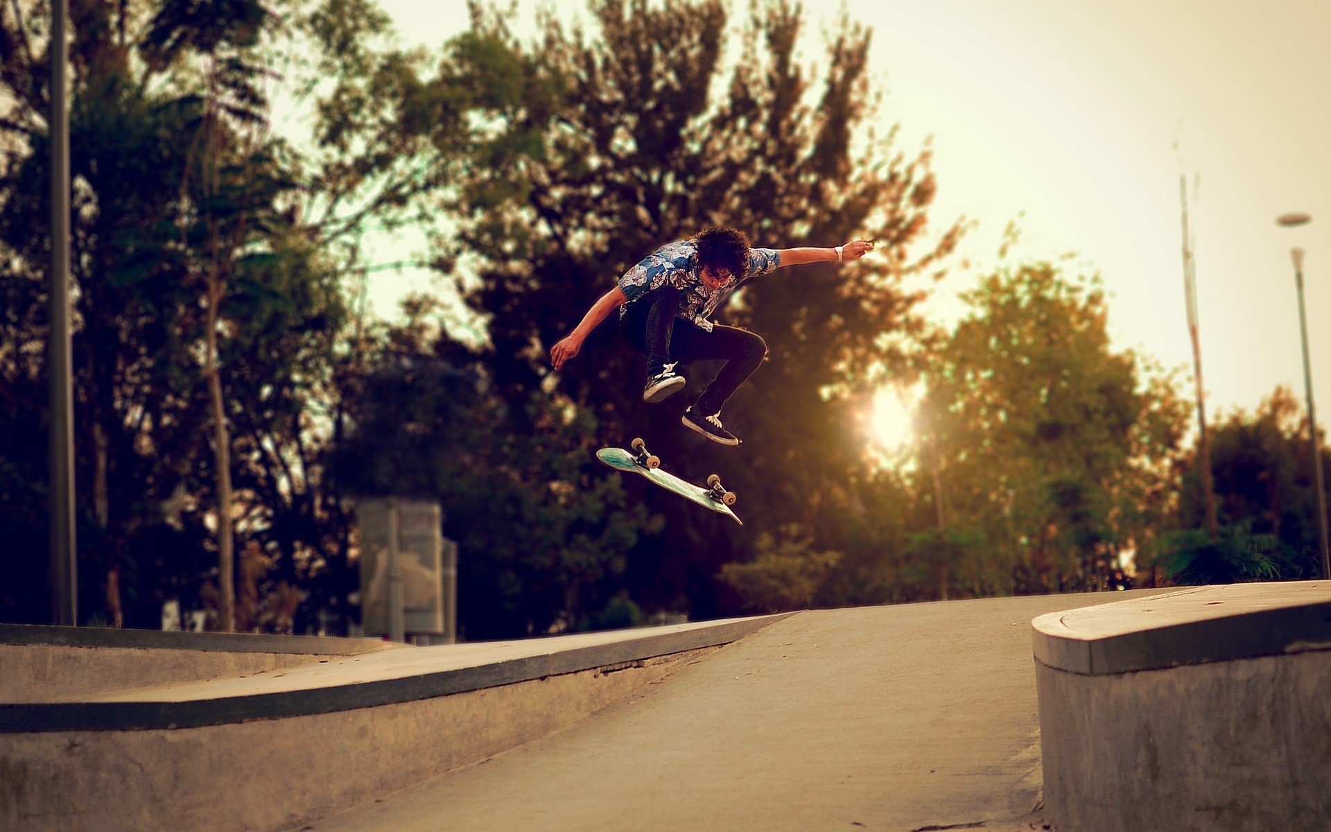 chico patín patineta calle árboles