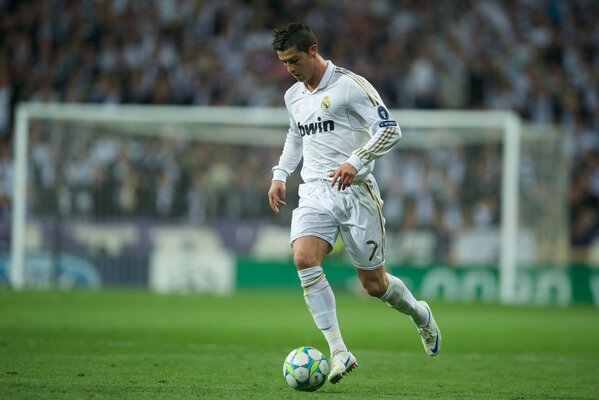 Cristiano Ronaldo con la palla in campo