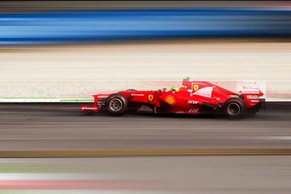 El piloto italiano recibe el gran premio de Monza 2012