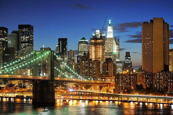 Hermoso puente de Brooklyn en el contexto de la noche de Brooklyn