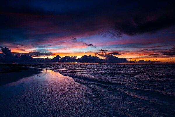 Urzekający Zachód słońca na plaże, Malediwy, morze