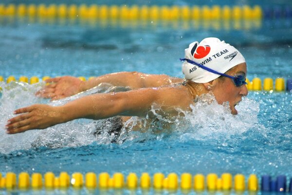 Sportlerin schwimmt im Brustschwimmen bei Wettkämpfen