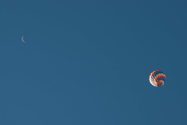 Farbiger Ballon am blauen Himmel