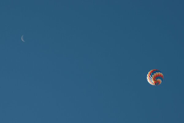 Цветной воздушный шар в небе голубом