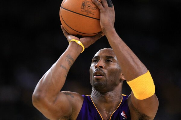 El jugador de baloncesto Kobe Bryant se prepara para lanzar la pelota