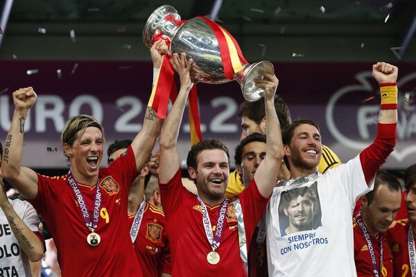 Futbolistas españoles con una Copa ganadora