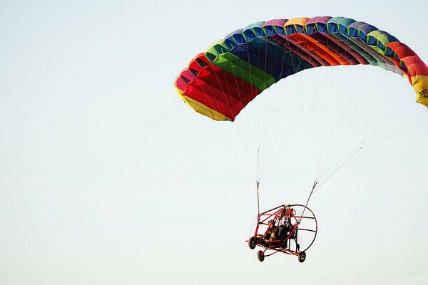 Paracaídas multicolor flotando en el cielo