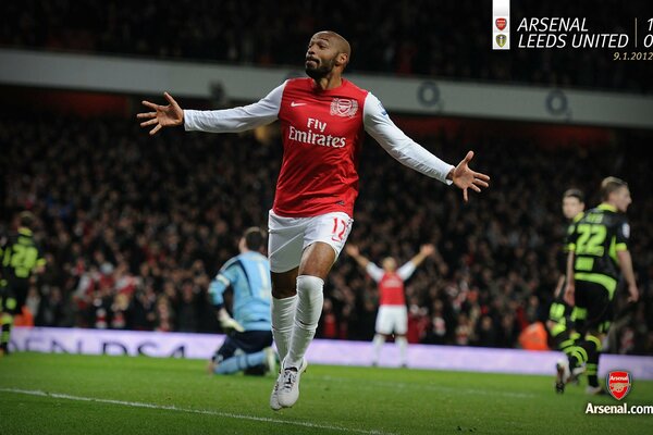 El futbolista francés Thierry Henry corre por el campo