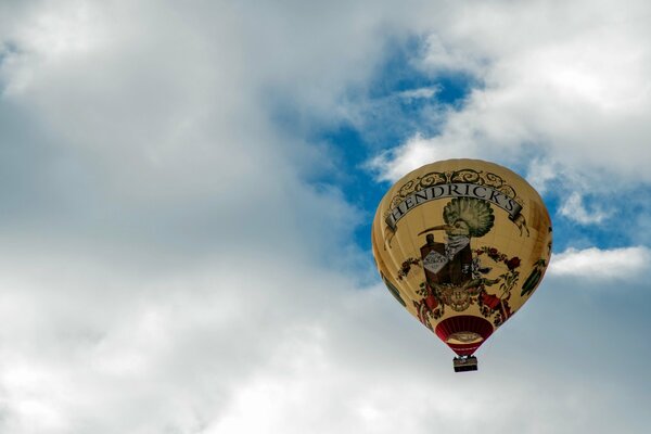 Heißluftballons fliegen hoch in den Wolken