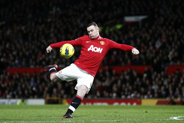 wayne rooney manchester united mu football pitch lawn ball kick manchester united wayne rooney