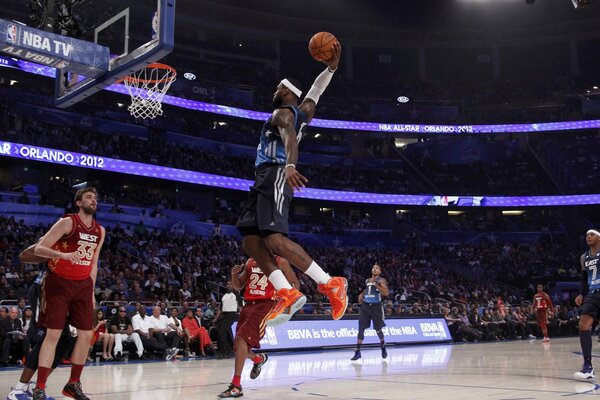 Basket-ball, panier et saut de joueur