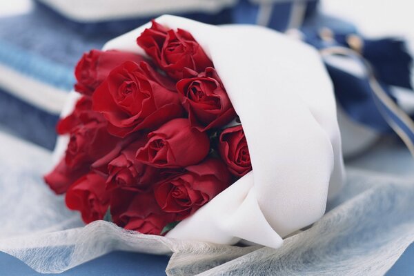 Délicat bouquet de rouges poussés dans le tissu