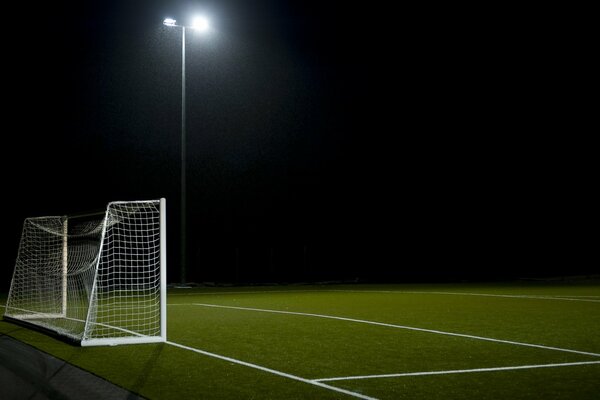 Cancello sul campo di calcio al buio