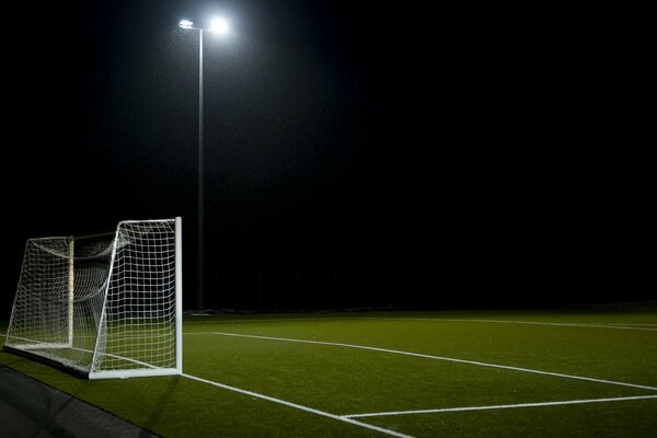 Ворота на футбольном поле в темноте