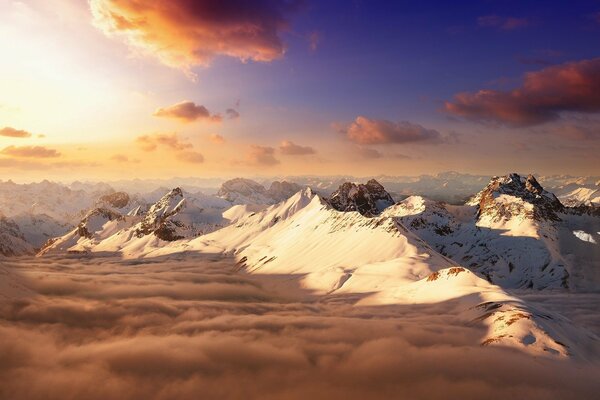 Berge hielten die Wolken am Himmel fest