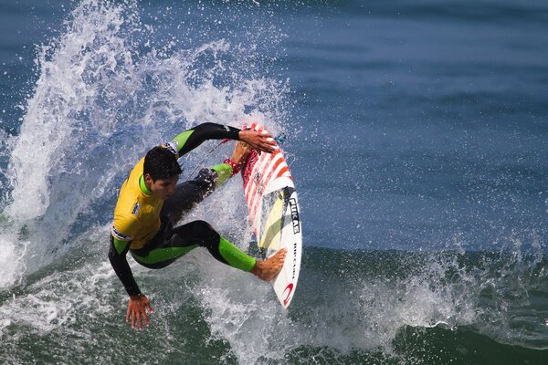 Surf sur une vague dans la mer