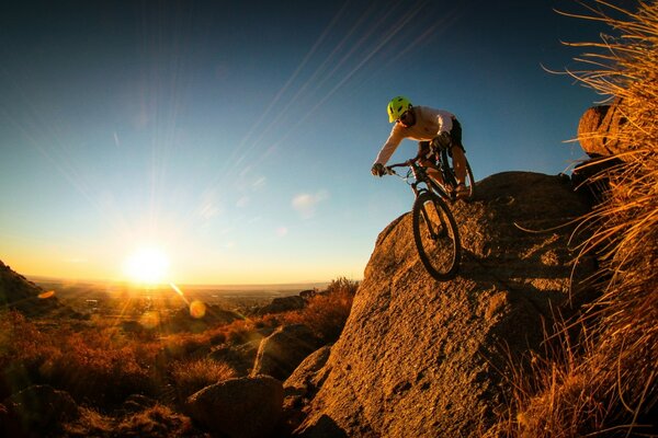 Extremer Radfahrer fährt in den Sonnenuntergang