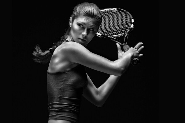 Coleta chica toma la pelota en el tenis