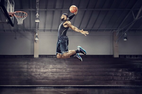 Le joueur de basket-ball James LeBron au match des étoiles de la NBA au saut