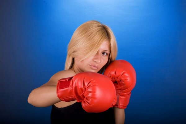 Chica con guantes de boxeo rojos