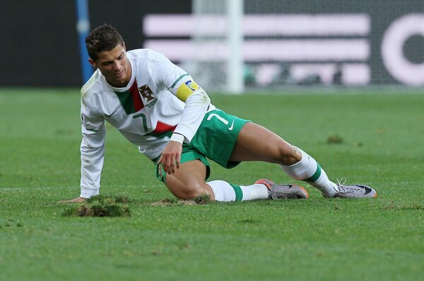 Ronaldo si alza dal campo in pantaloncini verdi