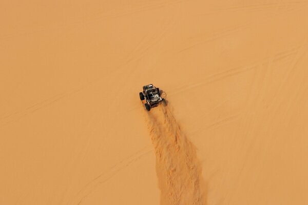 En el desierto montando coches