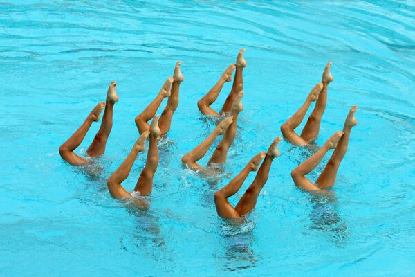 Entrenamiento de atletas de natación sincronizada