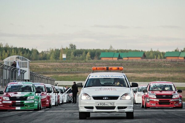 Course automobile à l avant-plan de Lada Grant