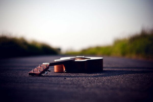 Guitare abandonnée couché sur la route